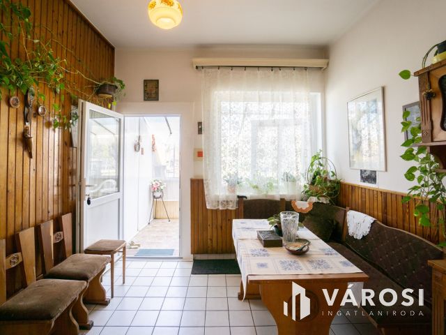 Saroktelken, kockaházból otthon