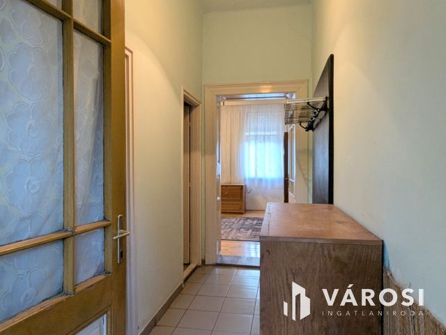 Belvárosi garzonlakás kertkapcsolattal