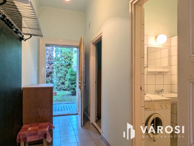 Belvárosi garzonlakás kertkapcsolattal