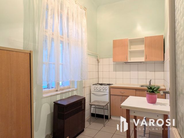 Belvárosi garzonlakás kertkapcsolattal