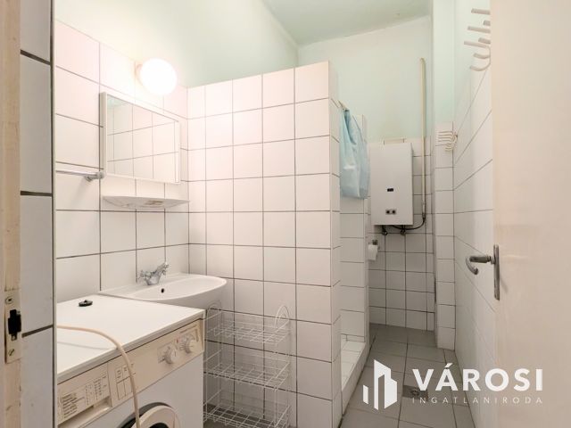 Belvárosi garzonlakás kertkapcsolattal