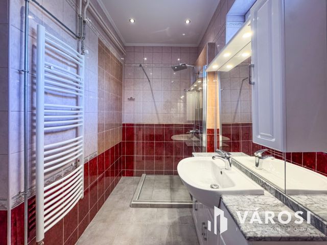 Napfényes belvárosi ház mindenhez közel