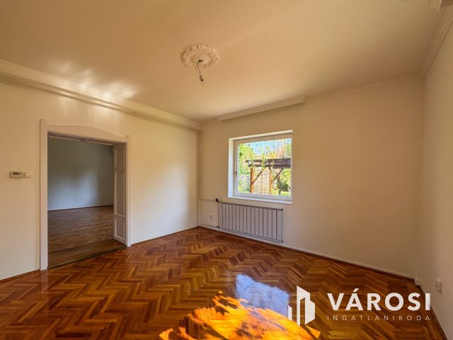 Napfényes belvárosi ház mindenhez közel