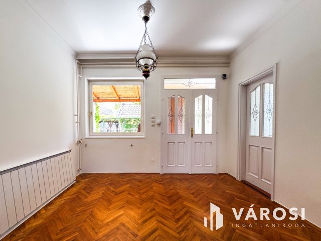 Napfényes belvárosi ház mindenhez közel
