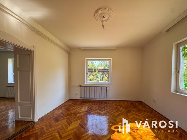 Napfényes belvárosi ház mindenhez közel