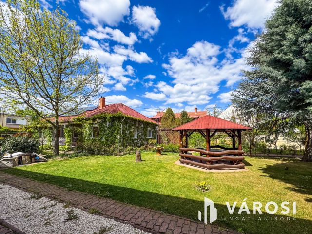 Napfényes belvárosi ház mindenhez közel