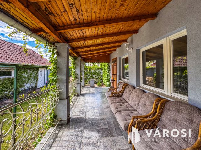 Napfényes belvárosi ház mindenhez közel