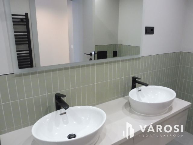 5 Csillagos elsőemeleti lakás Újszegeden Kiadó.