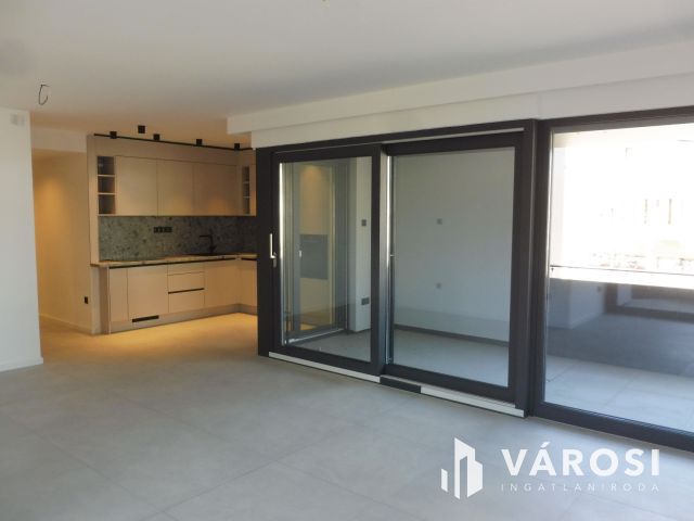 5 Csillagos elsőemeleti lakás Újszegeden Kiadó.