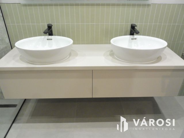 5 Csillagos elsőemeleti lakás Újszegeden Kiadó.