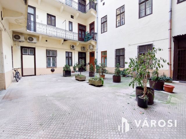 A Nyugati szomszédságában, csendes házban, felújított lakás