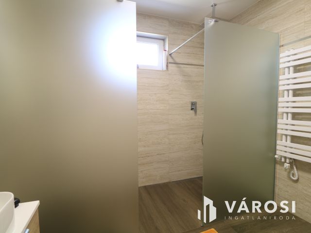 Kulcsrakész ,új építésű,költözhető,25 KW tárolóval.