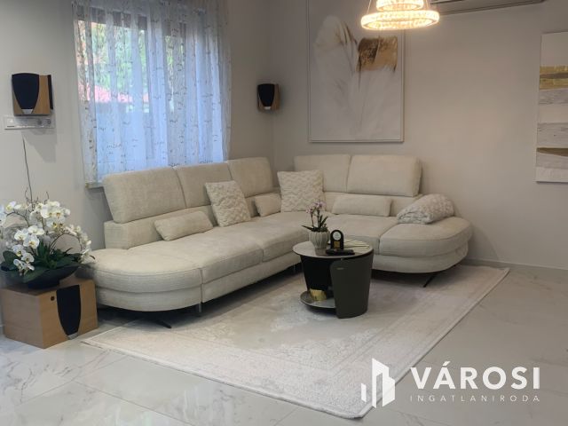 Kiadó prémium ikerház a Hatvan utcai kertben