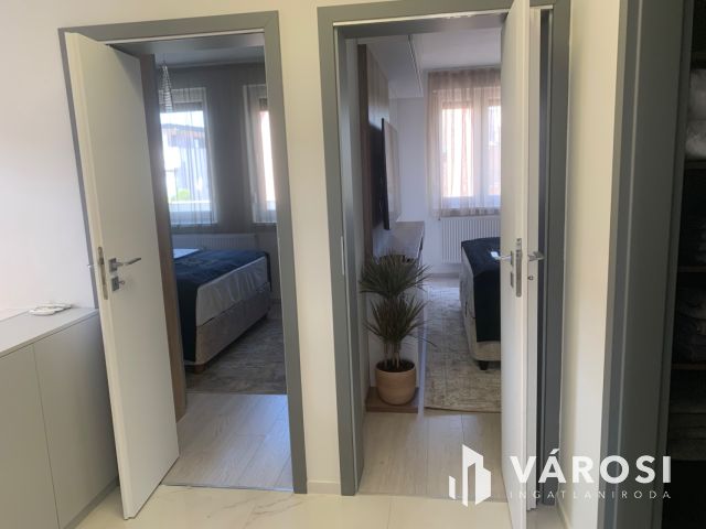 Kiadó prémium ikerház a Hatvan utcai kertben