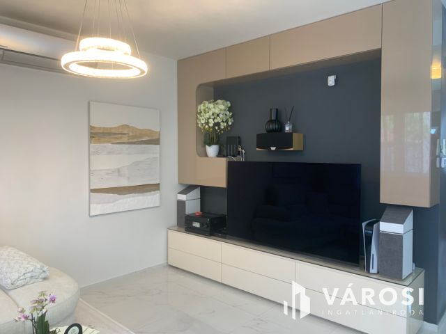 Kiadó prémium ikerház a Hatvan utcai kertben