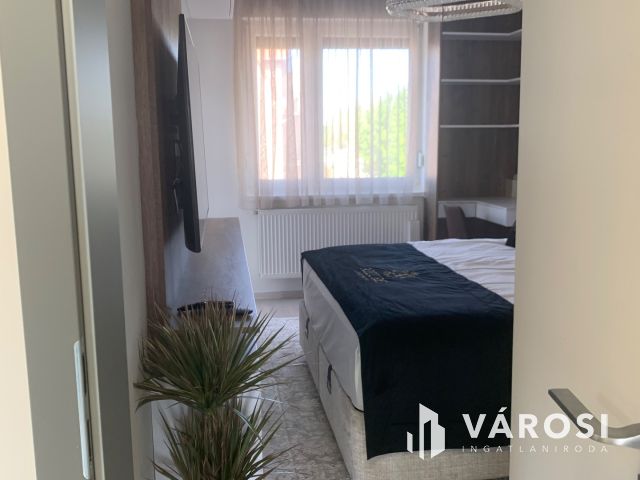 Kiadó prémium ikerház a Hatvan utcai kertben