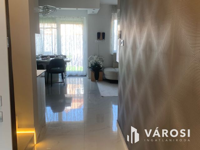 Kiadó prémium ikerház a Hatvan utcai kertben