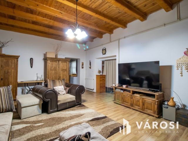 Kétgenerációs ikerház, saját kertrésszel