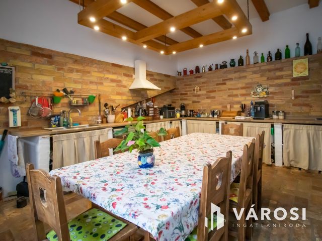 Kétgenerációs ikerház, saját kertrésszel