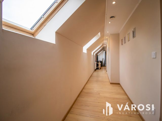 Kétgenerációs ikerház, saját kertrésszel