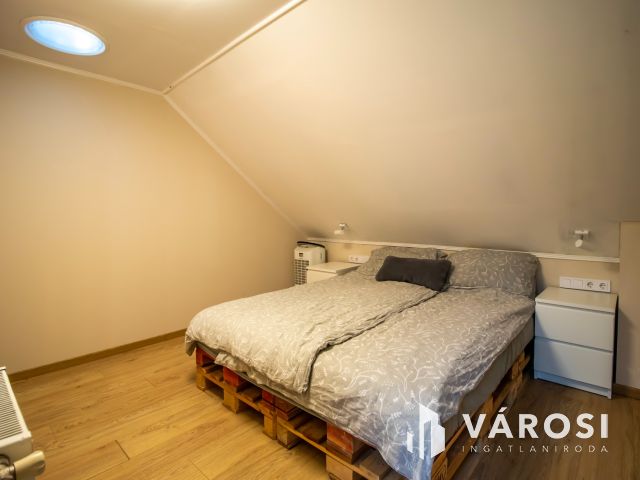 Kétgenerációs ikerház, saját kertrésszel