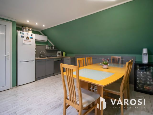 Kétgenerációs ikerház, saját kertrésszel