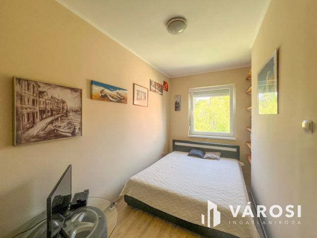 Első emeleti, erkélyes, világos lakás, zöldövezetben