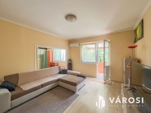 Első emeleti, erkélyes, világos lakás, zöldövezetben