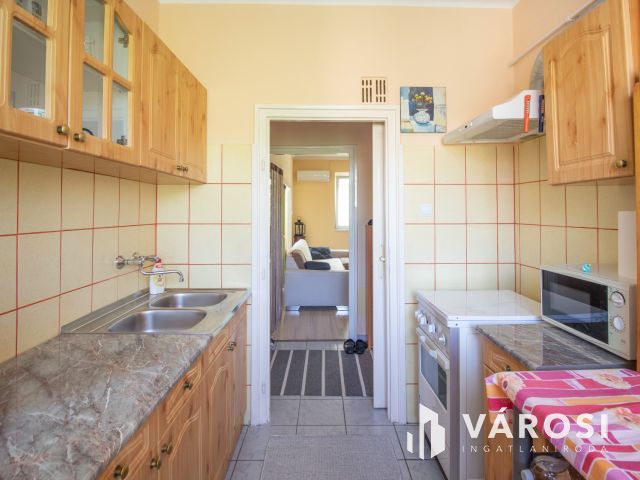 Első emeleti, erkélyes, világos lakás, zöldövezetben