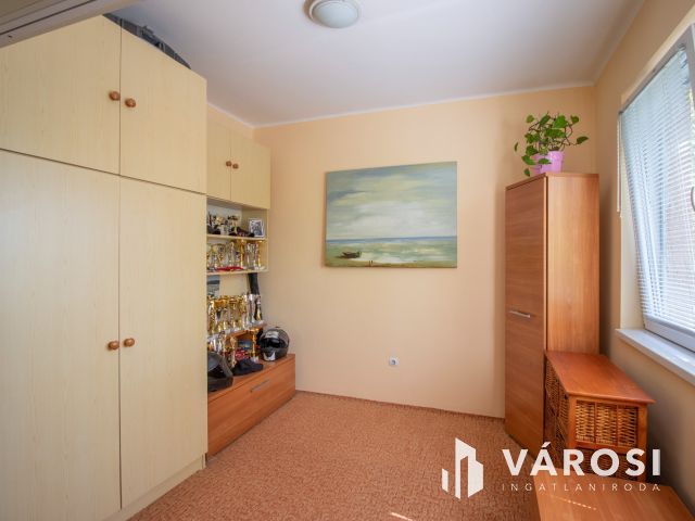 Első emeleti, erkélyes, világos lakás, zöldövezetben