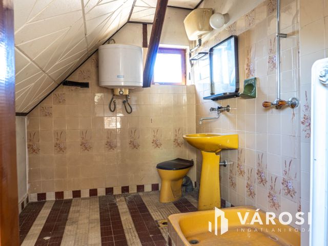 Napfényes otthon Pécelen, hatalmas alagsorral