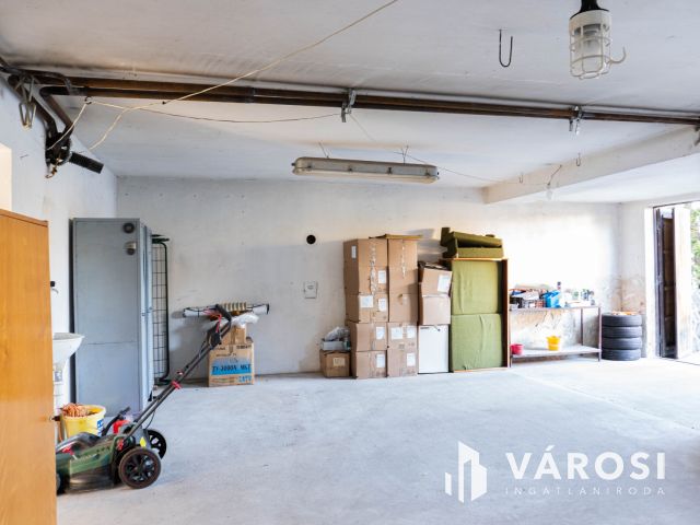 Napfényes otthon Pécelen, hatalmas alagsorral