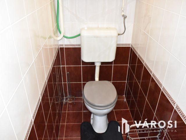 Kiadó 3 szobás tégla lakás Gyula központjában!