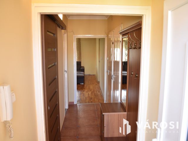 Kiadó 3 szobás tégla lakás Gyula központjában!