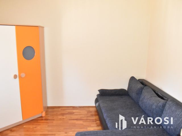 Kiadó 3 szobás tégla lakás Gyula központjában!