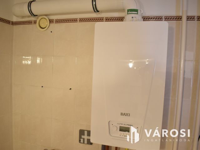 Kiadó 3 szobás tégla lakás Gyula központjában!