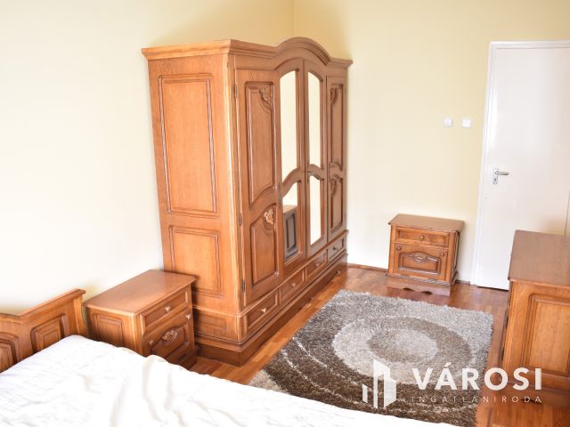 Kiadó 3 szobás tégla lakás Gyula központjában!