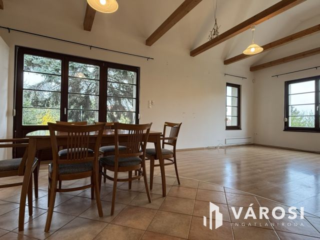 ÁLOMOTTHON NAPOS KERTTEL-KÉTÁLLÁSOS GARÁZZSAL SZENTENDRÉN