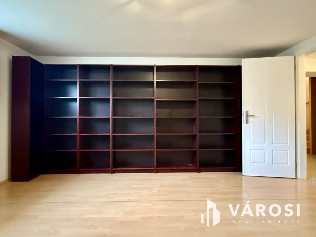 ÁLOMOTTHON NAPOS KERTTEL-KÉTÁLLÁSOS GARÁZZSAL SZENTENDRÉN