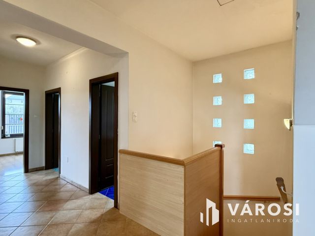 ÁLOMOTTHON NAPOS KERTTEL-KÉTÁLLÁSOS GARÁZZSAL SZENTENDRÉN