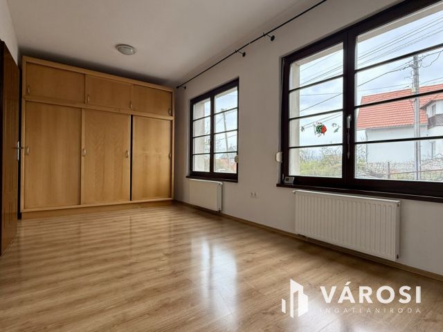 ÁLOMOTTHON NAPOS KERTTEL-KÉTÁLLÁSOS GARÁZZSAL SZENTENDRÉN