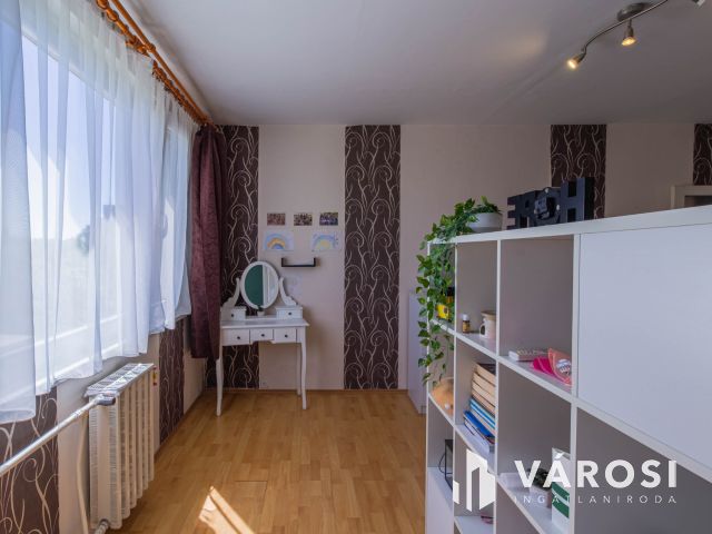 Negyedik emeleti csendes panel lakás