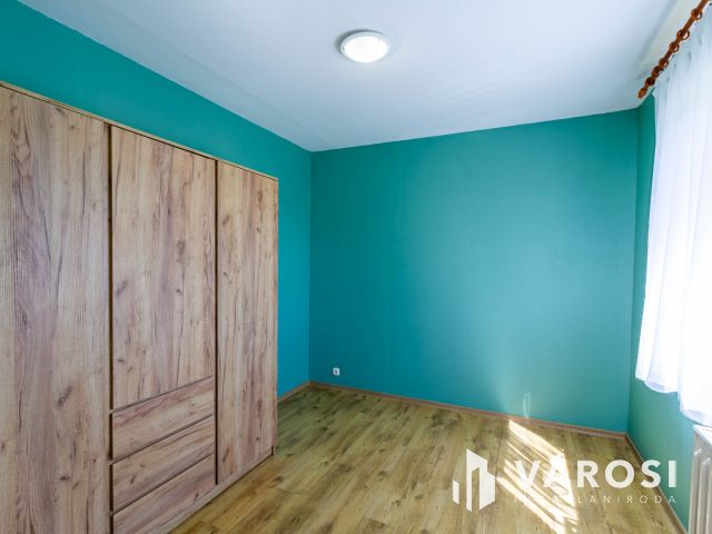 Negyedik emeleti csendes panel lakás