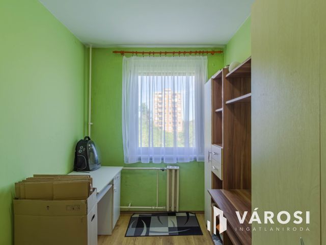 Negyedik emeleti csendes panel lakás