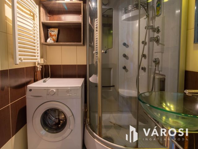 Negyedik emeleti csendes panel lakás