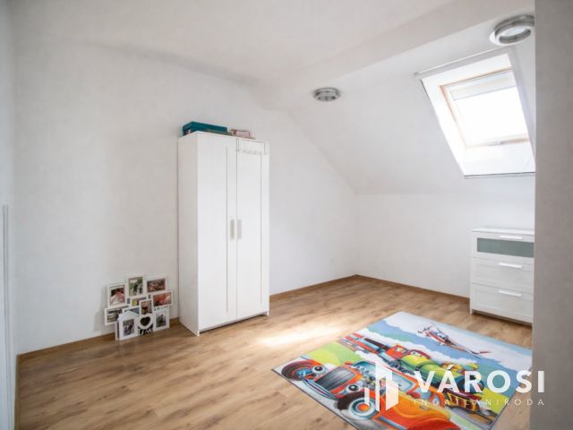 Modern családi otthon és kész üzemi bázis Nagyszénáson