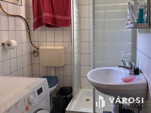 Praktikus kis panellakás jó közlekedéssel
