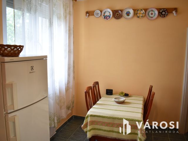 3. emeleti szép lakás teljes bútorzattal kiadó!