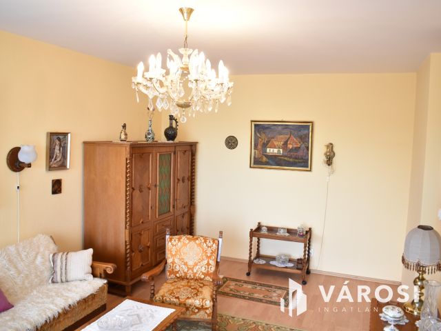 3. emeleti szép lakás teljes bútorzattal kiadó!