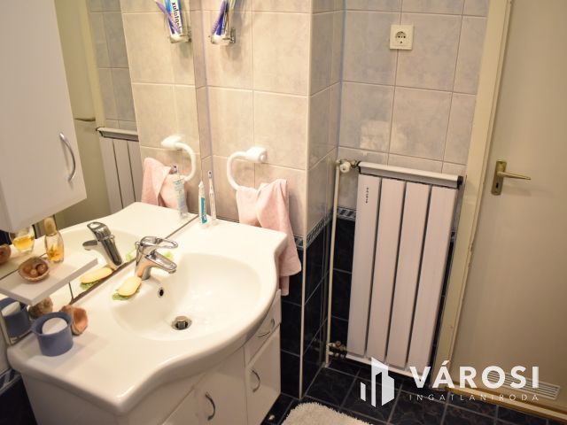 3. emeleti szép lakás teljes bútorzattal kiadó!